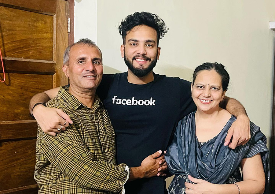 Elvish Yadav's with Parents |Photo Credit : @elvish_yadav Instagram